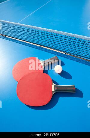 Ping pong pipistrelli e palla a tavola con rete Foto Stock