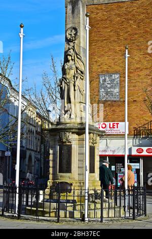 Una vista del War Memorial a Dunraven Place, nel centro di Bridgend, con l'ufficio postale dietro. Foto Stock