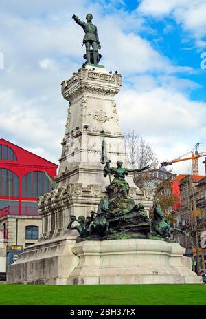 Statua in bronzo del principe Enrico il Navigatore, nato nel 1394, esploratore e guerriero, su un immenso zoccolo di pietra, a Porto, scultore Tomás Costa, installato nel 1896 Foto Stock