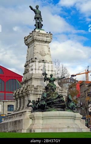 Statua in bronzo del principe Enrico il Navigatore, nato nel 1394, esploratore e guerriero, su un immenso zoccolo di pietra, a Porto, scultore Tomás Costa, installato nel 1896 Foto Stock