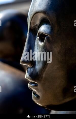 Scultura "Two Men on a Bench" (1995) di Giles Penny, Canary Wharf, Londra, Regno Unito Foto Stock