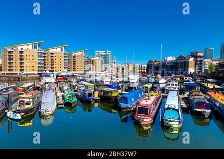 Barche a vela con motoscafo a Limehouse Basin, Londra, Regno Unito Foto Stock