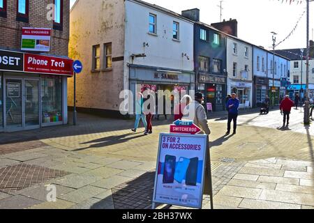 Una vista dei negozi lungo Adare Street, Bridgend; H Samuel Jewelers, e anche Travel House, Hayes Travel,+Tailor Made Travel- 3 x agenzie di viaggi 'negozi. Foto Stock