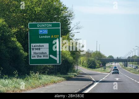 Uscire dalla strada A127 Arterial Road a Dunton, Essex, UK, per Laindon, B148 e Horndon on the Hill. Prosegui dritto sulla M25 e Londra. Segno verde Foto Stock