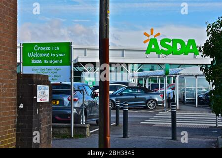 Una vista sulla strada del superstore Asda a Bridgend. Bilingaul cartello di benvenuto. Foto Stock