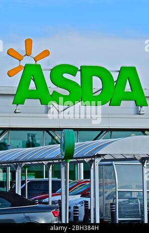 Una vista sulla strada del superstore Asda a Bridgend. Un passaggio coperto conduce dal parcheggio all'ingresso del negozio. Foto Stock