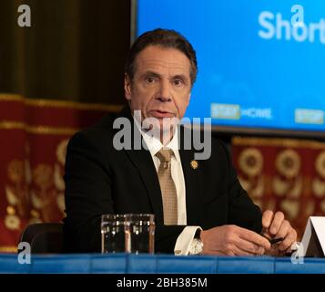 Il governatore Cuomo tiene un briefing sulla risposta del COVID-19 presso la Red Room del New York state Capitol Building ad Albany, NY, il 22 aprile 2020. (Foto di Lev Radin/Pacific Press/Sipa USA) Foto Stock