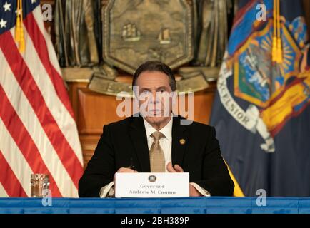 Il governatore Cuomo tiene un briefing sulla risposta del COVID-19 presso la Red Room del New York state Capitol Building ad Albany, NY, il 22 aprile 2020. (Foto di Lev Radin/Pacific Press/Sipa USA) Foto Stock