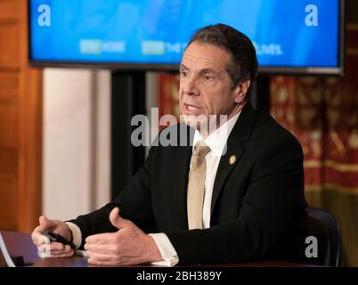 Il governatore Cuomo tiene un briefing sulla risposta del COVID-19 presso la Red Room del New York state Capitol Building ad Albany, NY, il 22 aprile 2020. (Foto di Lev Radin/Pacific Press/Sipa USA) Foto Stock