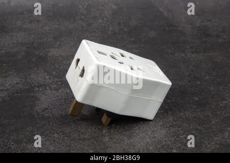 Primo piano degli adattatori per prese elettriche multiple universali. Utilizzato per il collegamento a diverse prese elettriche in tutto il mondo Foto Stock