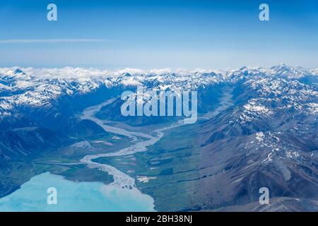 Aereo, da un aliante, del fiume e della valle Hopkins, girato in una luce di sorgente luminosa da sopra il lago di Ohau, Canterbury, South Island, Nuova Zelanda Foto Stock