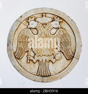 Aquila a doppia testa - stemma della Chiesa greco-ortodossa - dettaglio architettonico, Mykonos, Grecia Foto Stock