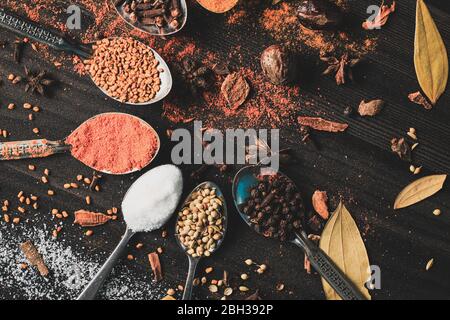 Desi cibo spezie su tavolo di legno Foto Stock