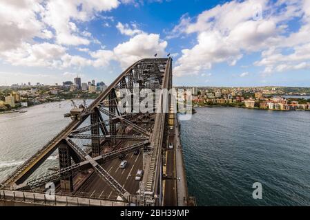 Il Sydney Harbour Bridge visto da vicino dalla cima del Pylon Lookout. Sydney, Australia. Foto Stock