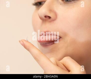 giovane ragazza che tenta di leccare il suo contatto pulito Foto Stock