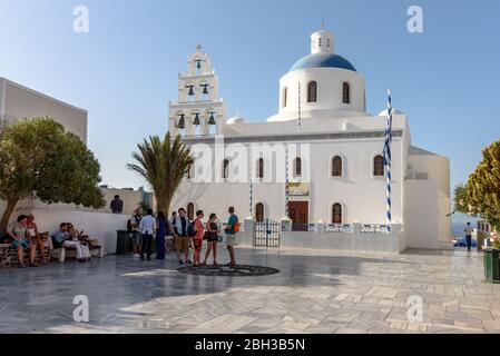 La chiesa di Panagia Platsani a Oia, Santorini, Grecia Foto Stock