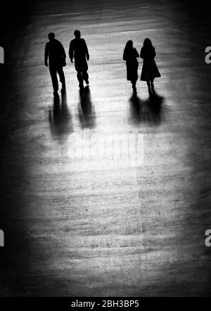 Ombre che passano nella sala caldaia Tate gallery Londra Foto Stock