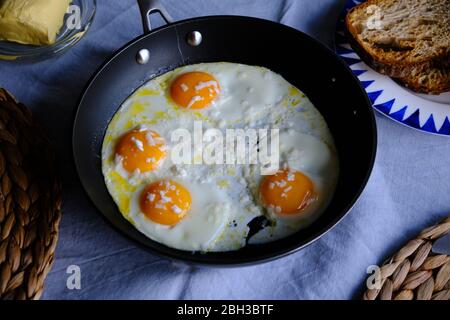 Sunny Side Up uova con formaggio Foto Stock