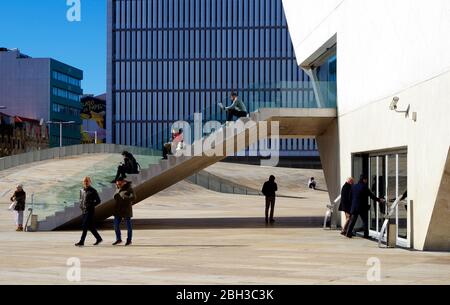 La Casa da Musica, sala concerti a Porto, Portogallo. Progettato da REM Koolhas e dall'Ufficio per l'architettura Metropolitana Foto Stock