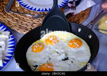 Sunny Side Up uova con formaggio Foto Stock