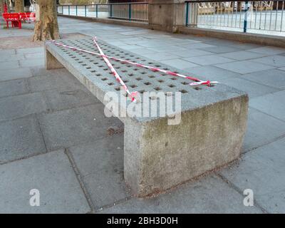 Covid-19 impedisce l'uso di posti a sedere pubblici sulla Southbank a Londra Foto Stock