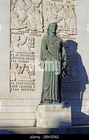 Statua di bronzo della Giustizia, di fronte al Palácio da Justiça, Palazzo di Giustizia, Porto, Portogallo, scultore Leopoldo de Almeida, di Themis, o Giustizia Foto Stock