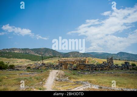 hierapolis, il teatro antico e tutto il mondo del mondo antico, pietre e cielo Foto Stock