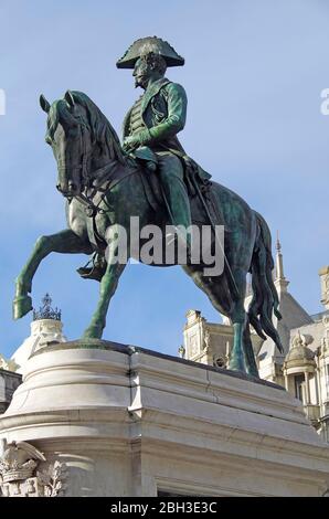 Statua equestre di bronzo di Re Pedro IV, 1798-1834, del Portogallo e Pedro i del Brasile, il Re soldato nella Praça da Liberdade, a Porto, Portogallo Foto Stock