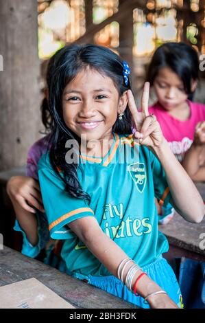 I bambini cambogiani sorridono per la macchina fotografica in una scuola nel villaggio di Kampong Phluk (galleggiante), nella provincia di Siem Reap, Cambogia. Foto Stock