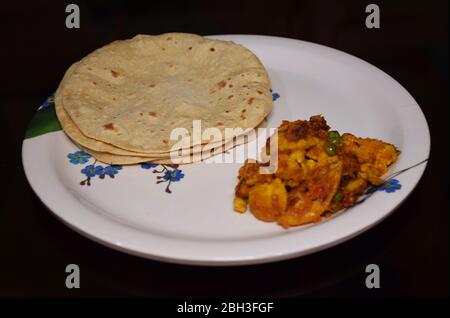 Roti di cibo indiano con piatto di Subji o verdure. Piatto indiano, cucina indiana Foto Stock