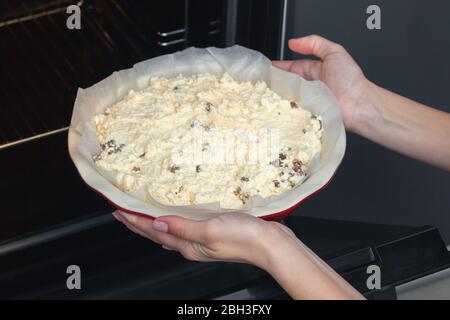 pasta cruda per casseruola di cagliata in ceramica rotonda. Pronto per essere messo in forno. Foto Stock