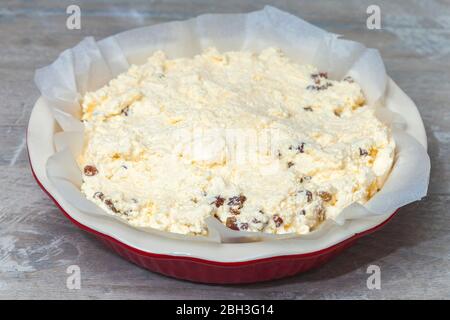 pasta cruda di casseruola di formaggio casolare in un piatto rotondo di cottura in ceramica Foto Stock