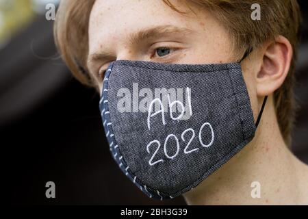 Haltern am See, Germania. 23 aprile 2020. Il laureato Fabio mostra la sua maschera con l'iscrizione 'ABI 2020'. Quasi sei settimane dopo la chiusura delle scuole nella Renania settentrionale-Vestfalia a causa della crisi corona, molte di esse stanno riaprendo le porte per la prima volta a migliaia di candidati all'esame. Credit: Rolf Vennenbernd/dpa/Alamy Live News Foto Stock