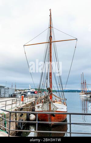 Oslo, Norvegia, 27 luglio 2013: Porto, la zona portuale di Oslo con barche a vela d'epoca in una giornata nuvolosa. Editoriale Foto Stock