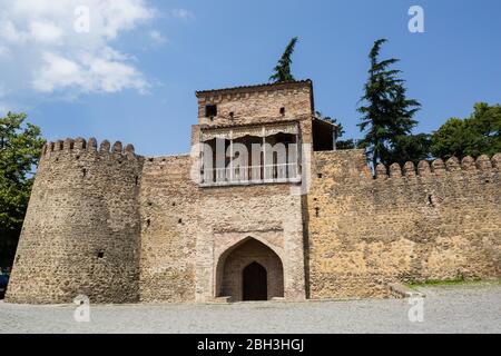 Telavi, Georgia - Giugno 16 2018: Vista principale della residenza della Fortezza di Batonis-Tsikhe dei re Kakhetian, Telavi, regione di Kakheti, Georgia Foto Stock