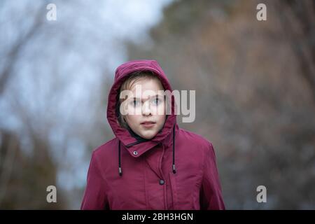 Ragazza predetta a piedi in una giornata fredda Foto Stock
