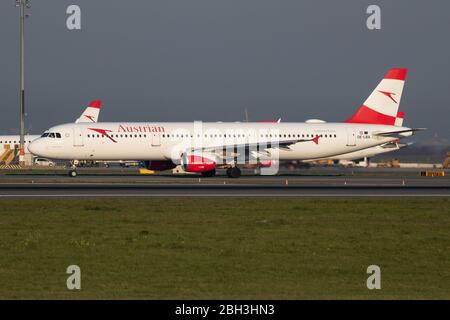 Vienna / Austria - 18 aprile 2019: L'aereo passeggeri Austrian Airlines Airbus A321 OE-LBA parte e decollo all'aeroporto internazionale di Vienna Foto Stock