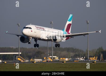 Vienna / Austria - 18 aprile 2019: Eurowings Airbus A320 D-ABNI aereo passeggeri arrivo e atterraggio all'aeroporto internazionale di Vienna Foto Stock