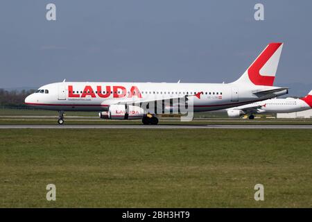 Vienna / Austria - 18 aprile 2019: Arrivo e atterraggio dell'aereo passeggeri Laudamotion Airbus A320 OE-LOB all'aeroporto internazionale di Vienna Foto Stock