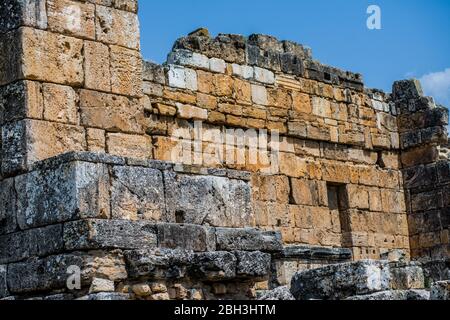 hierapolis, il teatro antico e tutto il mondo del mondo antico, pietre e cielo Foto Stock