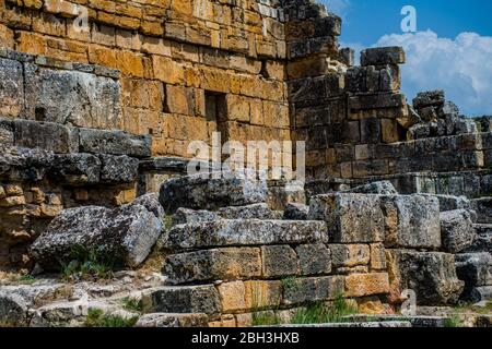 hierapolis, il teatro antico e tutto il mondo del mondo antico, pietre e cielo Foto Stock