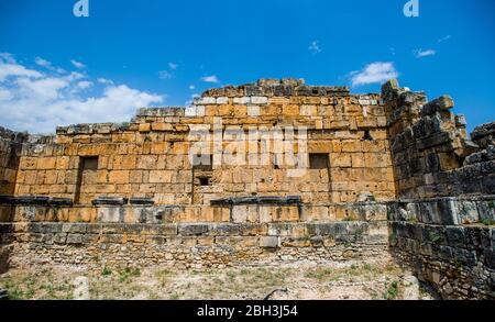 hierapolis, il teatro antico e tutto il mondo del mondo antico, pietre e cielo Foto Stock