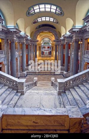 Il palazzo del governo del Kentucky state, 1910, interno, 2° piano, corridoio principale, 300 piedi di lunghezza, 36 colonne di granito Vermont, grande, impressionante, scala Foto Stock