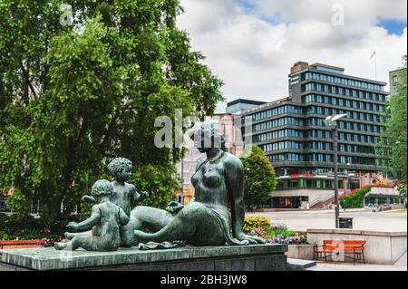 Oslo, Norvegia, 27 luglio 2013: Una scultura di madre e bambino nella zona del municipio di Oslo. Editoriale. Foto Stock