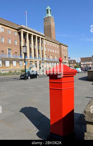 La Postbox vittoriana a sei lati di Penfold a Norwich, all'angolo tra St Peters Street e Bethel Street, vicino al mercato di Norwich e al Municipio Foto Stock