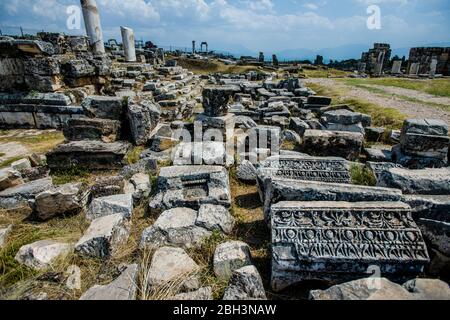 hierapolis, il teatro antico e tutto il mondo del mondo antico, pietre e cielo Foto Stock