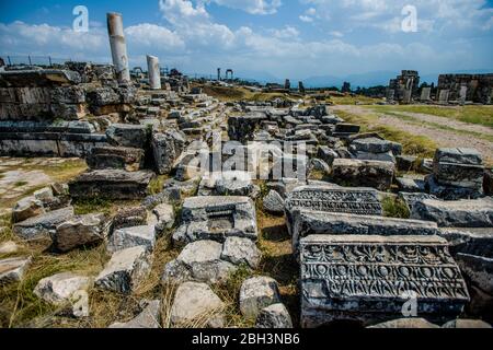 hierapolis, il teatro antico e tutto il mondo del mondo antico, pietre e cielo Foto Stock