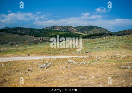 hierapolis, il teatro antico e tutto il mondo del mondo antico, pietre e cielo Foto Stock