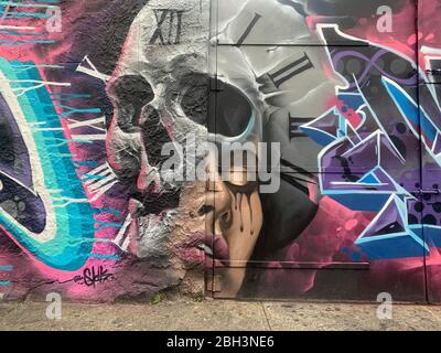 Brooklyn, Stati Uniti. 23 aprile 2020. (NUOVO) Covid-19: Graffiti usato come motivazione per superare l'effetto Coronavirus. 23 aprile 2020, Brooklyn, New York, USA: Diverse graffiti sono dislocate su muri in alcune strade a Brooklyn come una motivazione per stare insieme, rimanere positivi e con la garanzia che questa pandemia Covid-19 passerà e sarà superata presto. Credit: Niyi Fote/Thenews2 Credit: Niyi Fote/TheNEWS2/ZUMA Wire/Alamy Live News Foto Stock