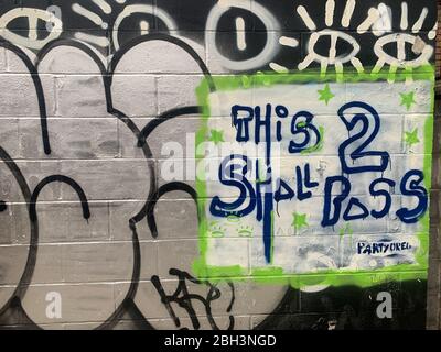 Brooklyn, Stati Uniti. 23 aprile 2020. (NUOVO) Covid-19: Graffiti usato come motivazione per superare l'effetto Coronavirus. 23 aprile 2020, Brooklyn, New York, USA: Diverse graffiti sono dislocate su muri in alcune strade a Brooklyn come una motivazione per stare insieme, rimanere positivi e con la garanzia che questa pandemia Covid-19 passerà e sarà superata presto. Credit: Niyi Fote/Thenews2 Credit: Niyi Fote/TheNEWS2/ZUMA Wire/Alamy Live News Foto Stock